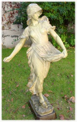 La statue une fois la restauration des pieds cassés effectuée